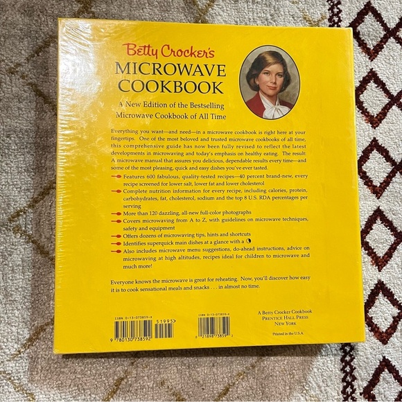 New Sealed Betty Crocker’s Microwave Cookbook Hardcover Binder 1990 - Picture 3 of 3